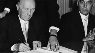 El canciller de Alemania Occidental, Konrad Adenauer, firma el acuerdo de reparaciones entre su país e Israel, 10 de septiembre de 1952. 