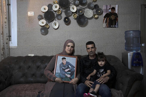 Maysoon, a la izquierda, y Saleh Manasra posan para un retrato con su hija, Sham, en su casa de Jerusalem Este, el 8 de noviembre de 2022.