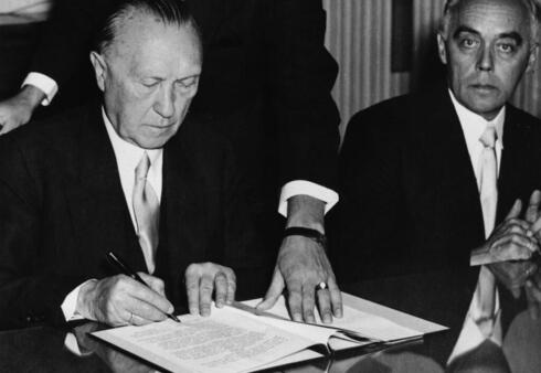 El canciller de Alemania Occidental, Konrad Adenauer, firma el acuerdo de reparaciones entre su país e Israel, 10 de septiembre de 1952. 