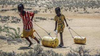 Niños trasladan agua en África. 