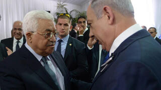 Mahmoud Abbas y Benjamin Netanyahu en el funeral del expresidente Shimon Peres en 2016