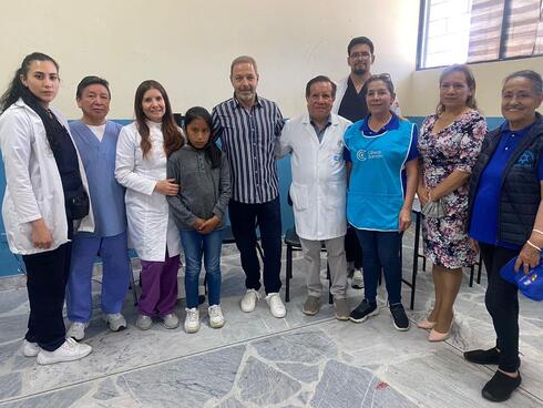 El embajador israelí Zee Harel junto a profesionales de la clínica Sancho y pacientes. (Gentileza) Atención oftalmológica en Ecuador.