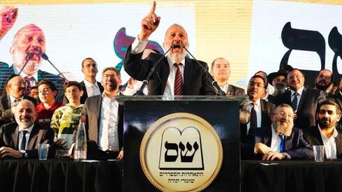El líder del Shas, Aryeh Deri, en campaña electoral.