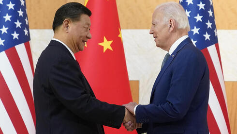 El presidente chino Xi Jinping y el presidente estadounidense Joe Biden en Indonesia.