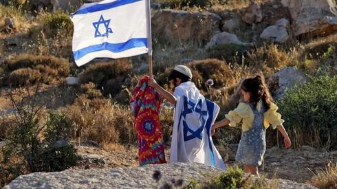 Niños israelíes caminan en Cisjordania en las afueras de Hebrón. 