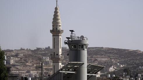 Una torre de vigilancia militar israelí con dos armas robóticas y cámaras de vigilancia en el campo de refugiados de Aroub, en Cisjordania, el jueves 6 de octubre de 2022.