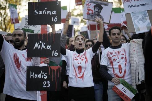 La gente asiste a una protesta contra el régimen iraní, en Berlín, Alemania, el sábado 22 de octubre de 2022, tras la muerte de Mahsa Amini bajo la custodia de la notoria "policía de la moral" de la república islámica. 