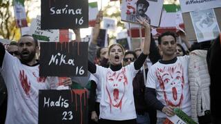 La gente asiste a una protesta contra el régimen iraní, en Berlín, Alemania, el sábado 22 de octubre de 2022, tras la muerte de Mahsa Amini bajo la custodia de la notoria "policía de la moral" de la república islámica.