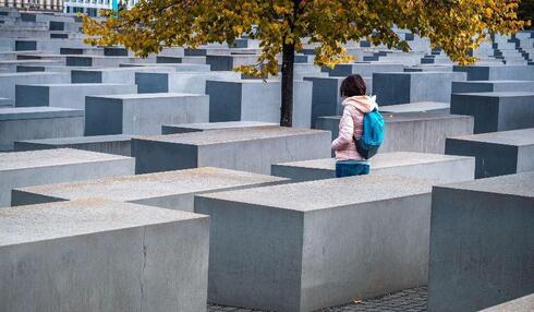 Una mujer entre las estelas del monumento al Holocausto en Berlín.