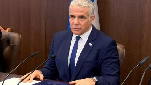 El primer ministro Yair Lapid durante la última reunión de gabinete. (Canal de la Knesset) El primer ministro Yair Lapid durante la última reunión de gabinete.