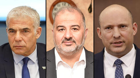 Yair Lapid, Mansour Abbas y Naftalí Bennett. 