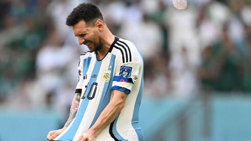 El enojo de Messi ante un tiro libre mal ejecutado. 