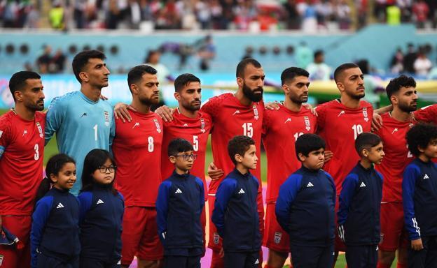 Los jugadores de la selección nacional de Irán decidieron no cantar el himno en el primer partido del Mundial en Catar. (AFP) Los jugadores de la selección nacional de Irán decidieron no cantar el himno en el primer partido del Mundial en Catar.