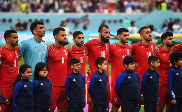 Los jugadores de la selección nacional de Irán decidieron no cantar el himno en el primer partido del Mundial en Catar.