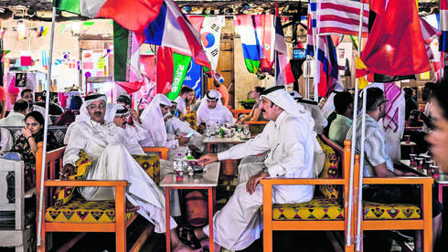 Aficionados viendo el Mundial de Catar