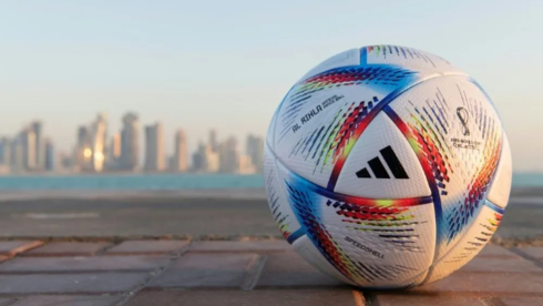El balón oficial de la Copa Mundial de la FIFA qatar 2022 contra el horizonte de Doha (Foto: Mohamed Ali Abdelwahid/AFP) El balón oficial de la Copa Mundial de la FIFA qatar 2022 contra el horizonte de Doha
