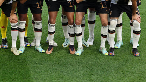 Varios jugadores alemanes con botines con los colores de la comunidad LGBT. (Reuters) Alemania Botines