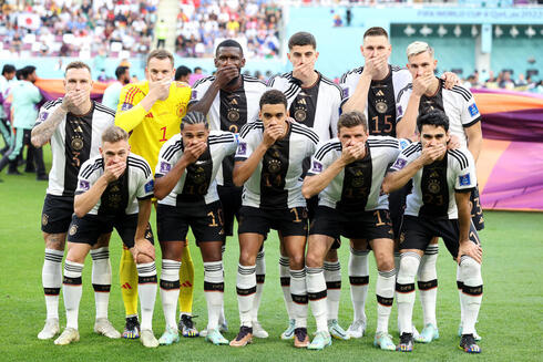 Los jugadores de Alemania posaron con la boca tapada. 