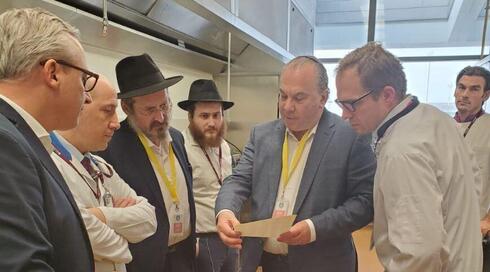 El rabino Marc Schneier, con el papel en la mano, y el rabino Mendy Chitrik, tercero por la izquierda, trabajaron juntos en la iniciativa.