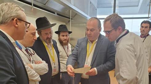 El rabino Marc Schneier, con el papel en la mano, y el rabino Mendy Chitrik, tercero por la izquierda, trabajaron juntos en la iniciativa. (JTA) El rabino Marc Schneier, con el papel en la mano, y el rabino Mendy Chitrik, tercero por la izquierda, trabajaron juntos en la iniciativa.