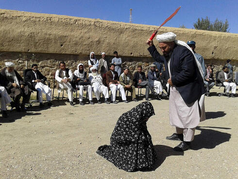 Archivo: flagelos a una mujer en Afganistán. 