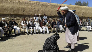 Archivo: flagelos a una mujer en Afganistán. 