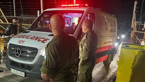 El cuerpo de Tiran Fero ingresó a Israel en una ambulancia palestina. 