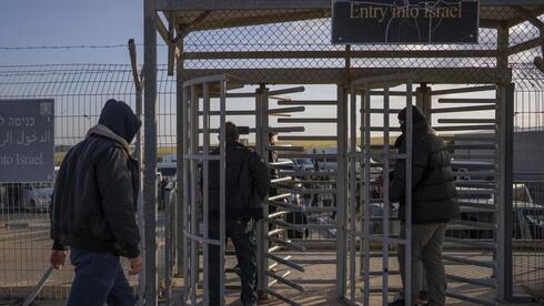 Trabajadores palestinos entran en Israel tras cruzar desde Gaza por el lado israelí del paso de Erez.