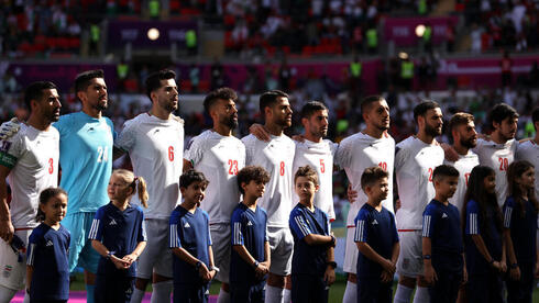 Los jugadores iraníes cantaron el himno en la previa del partido ante Gales. 
