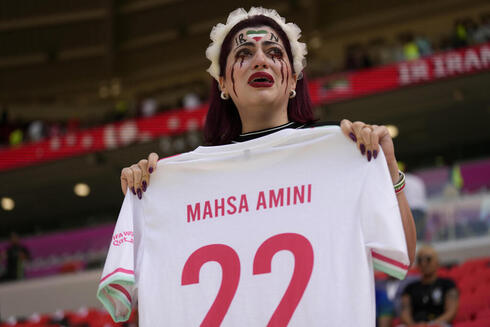 Homenaje a Mahsa Amini de una aficionada en la Copa del Mundo. 