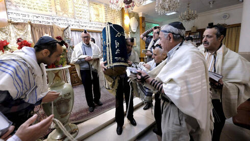 Judíos en Irán durante la oración. 