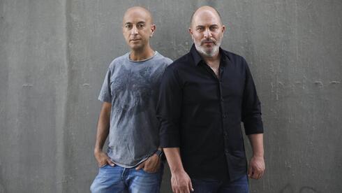 Avi Issacharoff y Lior Raz, creadores de la exitosa serie israelí. 