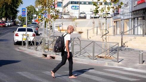 Jacky Simon camina descalzo por las calles de Jerusalem.