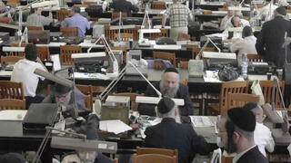 Miembros de la Bolsa de Diamantes de Israel trabajan en Ramat Gan.