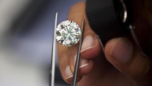 Un comerciante inspecciona un diamante durante una exposición en el parqué de la Bolsa de Diamantes de Israel (IDE) en Ramat Gan, cerca de Tel Aviv.