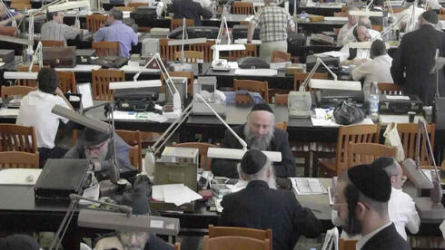 Miembros de la Bolsa de Diamantes de Israel trabajan en Ramat Gan