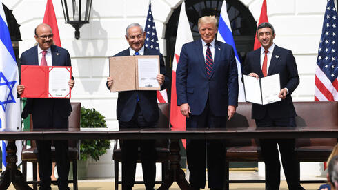 De izquierda a derecha: el primer ministro de Bahréin, Abdullatif al-Zayani, el primer ministro israeli Benjamin Netanyahu, el entonces presidente de los Estados Unidos, Donald Trump, y el primer ministro emiratí, Mohamed bin Zayed, firmando los Acuerdos de Abraham el 15 de septiembre de 2020 en la Casa Blanca