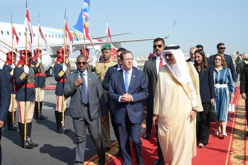 El presidente Isaac Herzog (centro) y el ministro de Relaciones Exteriores de Bahrein, Dr. Abdullatif bin Rashid Alzayani (derecha). 