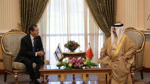 El presidente Isaac Herzog y el rey Hamad bin Isa Al Khalifa. 