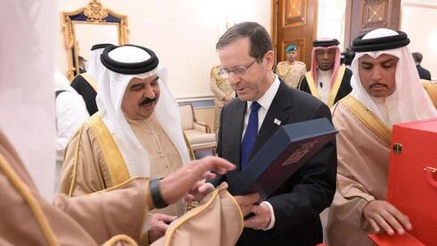 El presidente Isaac Herzog y el rey Hamad bin Isa Al Khalifa. 