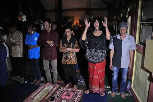 Mujeres trans y activistas realizan una oración vespertina en la escuela islámica Al-Fatah en Yogyakarta, Indonesia. (AP) Mujeres trans y activistas realizan una oración vespertina en la escuela islámica Al-Fatah en Yogyakarta, Indonesia.