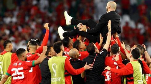 De una forma muy particular, los jugadores marroquíes agradecen a su técnico haber llegado a cuartos de final. 