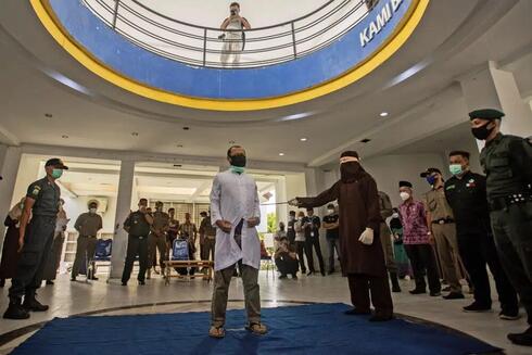 Un hombre es azotado en Indonesia acusado de practicar sexo gay, Junto con su pareja, fue denunciado por los vecinos y ambos fueron azotados 77 veces. (AP) Un hombre es azotado en Indonesia acusado de practicar sexo gay, Junto con su pareja, fue denunciado por los vecinos y ambos fueron azotados 77 veces.