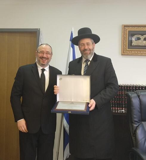 Fishel Szlajen junto al rabino Lau. 