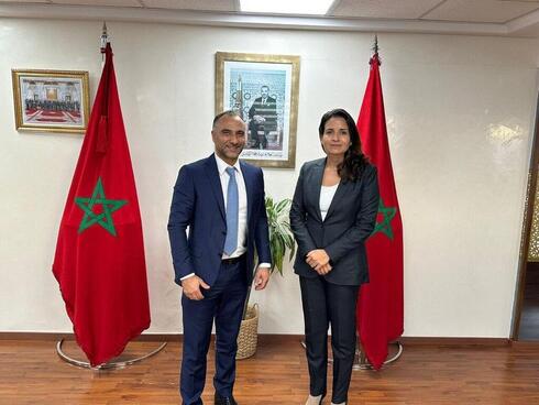Yossi Abu, Consejero Delegado de NewMed Energy, y Leila Benali, Ministra de Transición Energética y Desarrollo Sostenible de Marruecos. 