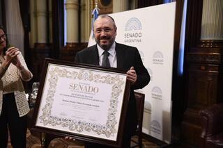 El rabino Fishel Szlajen cuando recibió la Mención de Honor Domingo F. Sarmiento en el Senado Argentino.