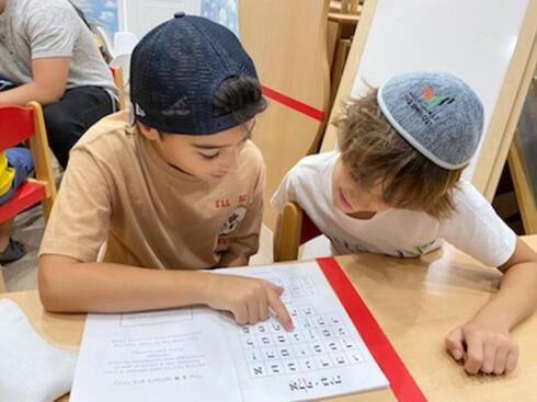 Niños aprendiendo hebreo en los Emiratos Árabes Unidos. 