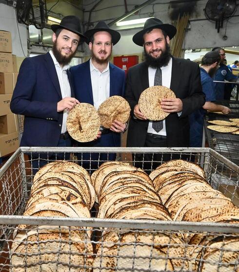 Horneada de mazos para Pesaj en los Emiratos Arabes Unidos.  