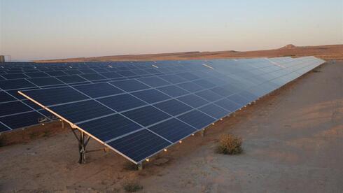 Paneles solares en el desierto de Israel