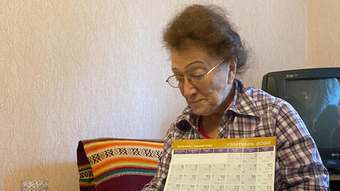 Una ucraniana muestra su calendario judío en ucraniano